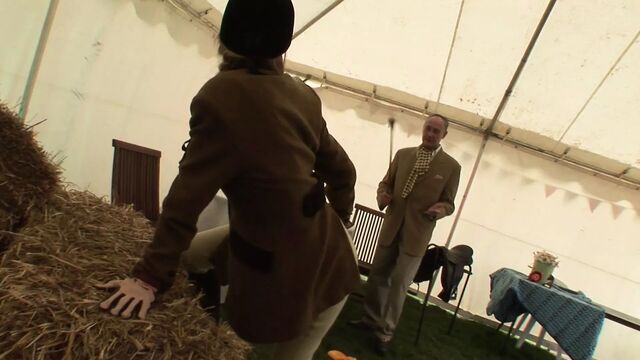 Сексуальная наездница скачет и трахается в сарае