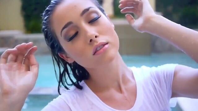 Victoria Moore - сексуальная в бассейне