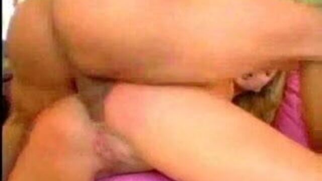 Возбужденную шлюшку трахнули в задницу