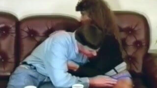 Винтажное видео крошки в высоких винильных сапогах вспахали