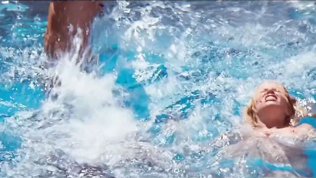 Suzanne Somers сцена с топлесом у бассейна в Magnum