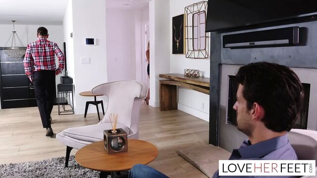 Kiara Cole украдкой делает дрочку ногами партнеру ее папы