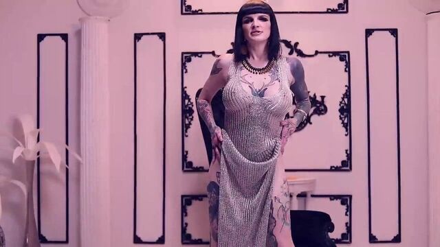 Грудастая татуированная девушка соблазняет