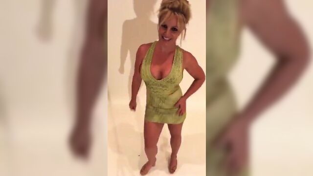 Britney Spears с декольте в зелёном наряде