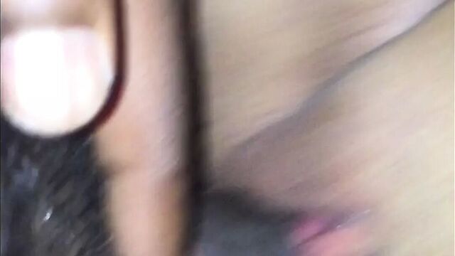 Кончаю в хорошенькую белую киску с хорошенькими зелеными ногтями