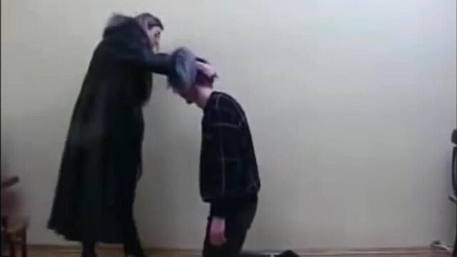 Дамы в кожаных плащах снова с меховыми воротниками