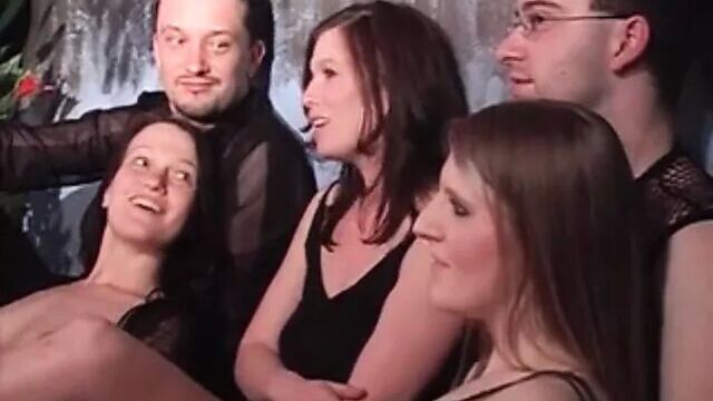 Свинг-клуб Velvet, европейские члены встречаются, оргия включена