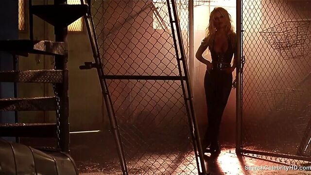 Pamela Anderson обнаженная - колючая проволока