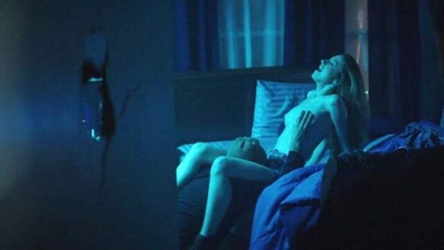 Сцена секса Zoey Deutch в Vincent и Roxxy на ScandalPlanetcom