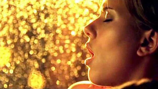 Scarlett Johansson трахнули пальцами в машине на scandalplanet.com