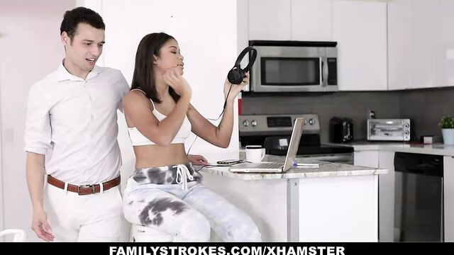 Пухлая латина доит на хуе член ее сводного брата