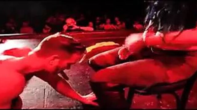 Paige получает приватный танец от мужчины-стриптизерши