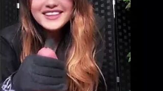 Selena Gomez дрочит