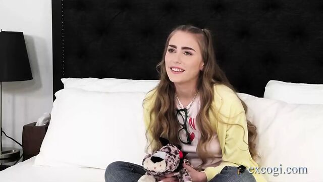 Экскси - сладкая студентка Maddy осушает член этой пушистой киской!