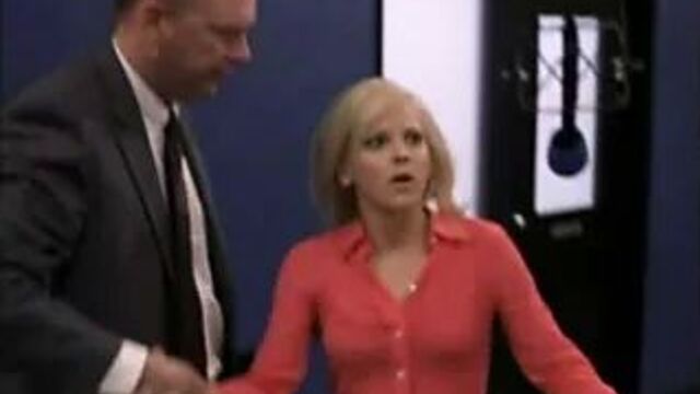 Обнаженная знаменитость Anna Faris под юбкой и жопой