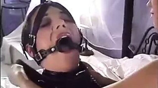 Горничная в латексном бондаже