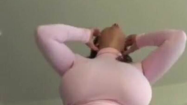 Тугой свитер с большими сиськами