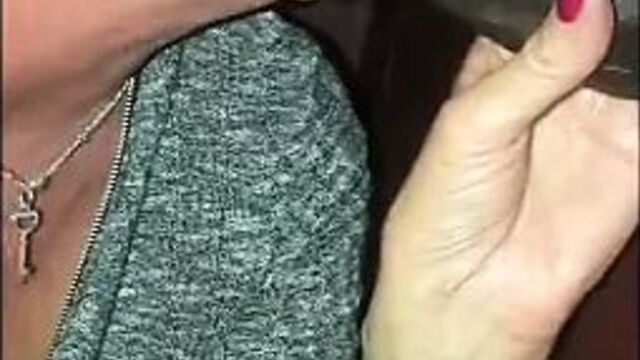 Жена сосет большой черный член у глорихола