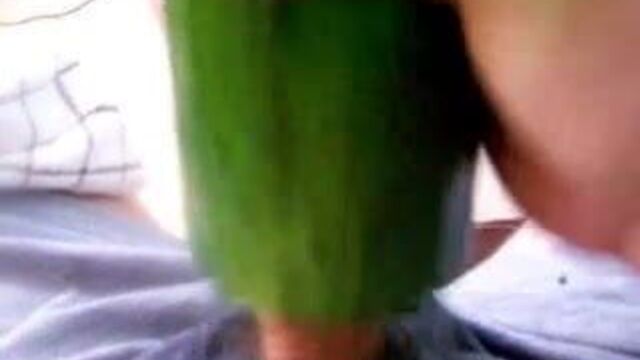 Развлечение с огурцом как искусственная вагина