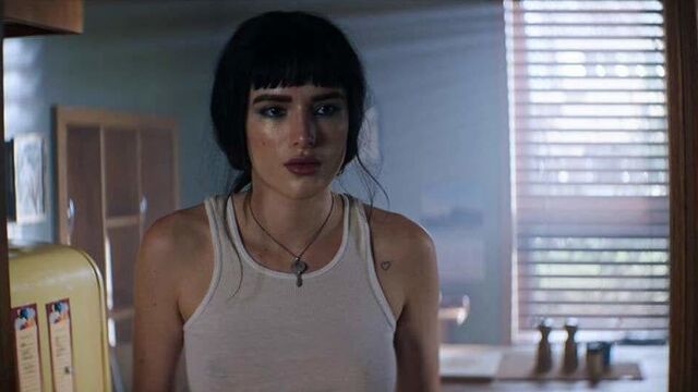 Сексуальная сцена Bella Thorne на scandalplanet.com