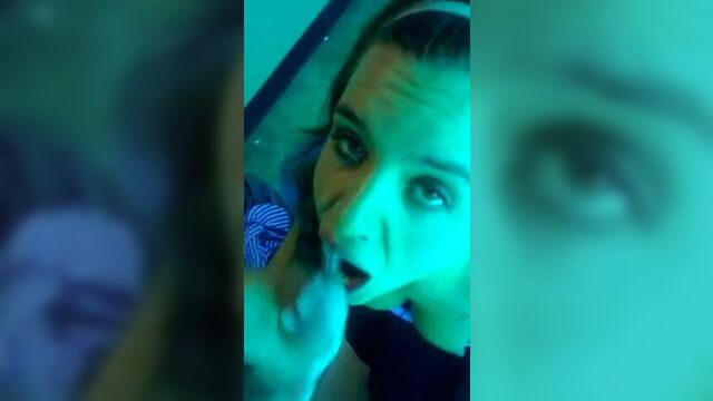 Минет в солярии в любительском видео