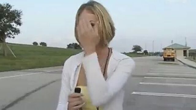 Симпатичная мама-блондинка