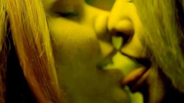 Vanessa Hudgens - лесбийский поцелуй на scandalplanet.com