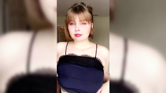 Twitch стример показывает сиськи