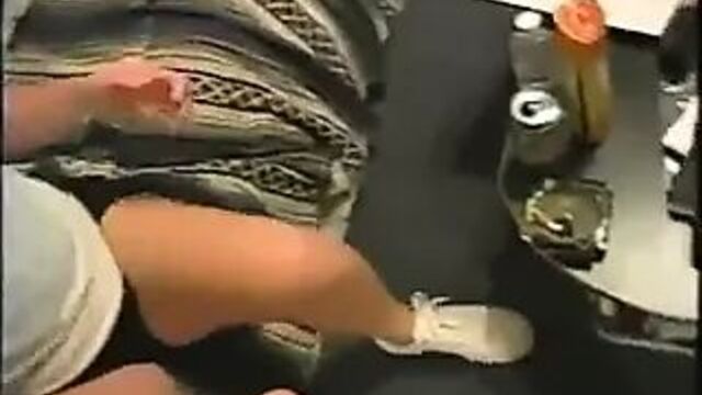 (любительское видео) мамочка дрочит члену перед телевизором