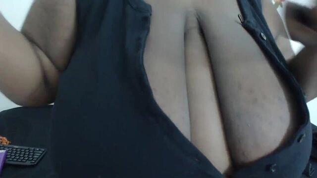 Идеальное супер декольте с отвисшими сиськами - шикарная грудастая