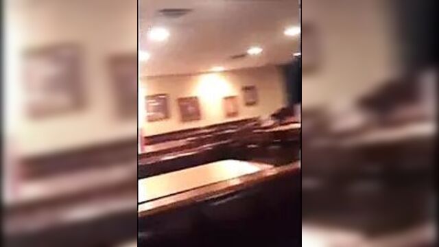 Официанту кончили на минет