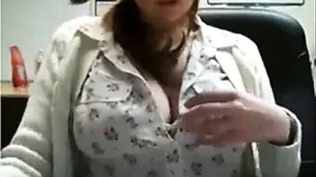 Учительница показывает