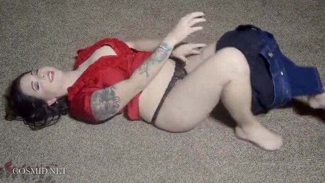 Paige Lauren Radtke на полу