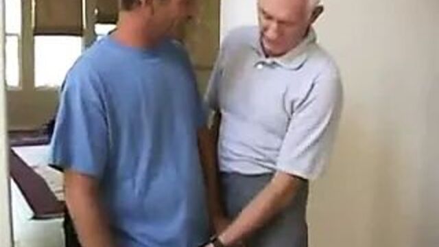 Муж и жена трахают садовника