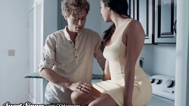 Нюхание грязных трусиков няни приводит к измене!