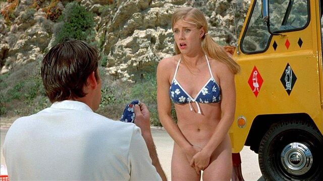 Amy Adams обнаженная в 'Psycho Beach Party' на ScandalPlanetcom