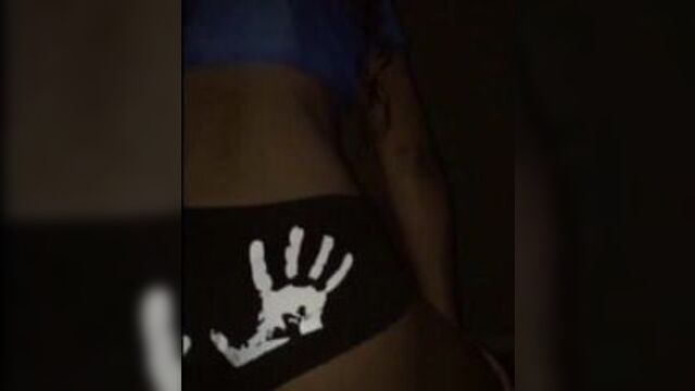 Киска со спины тверкает