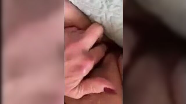 Пожилая женщина кончает перед работой