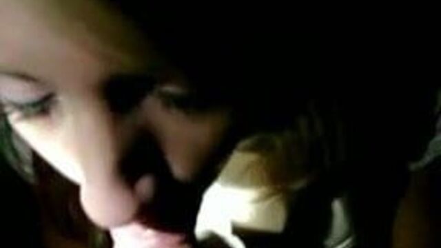 Барби Каммингс сосет полицейскому-полицейскому за превышение скорости