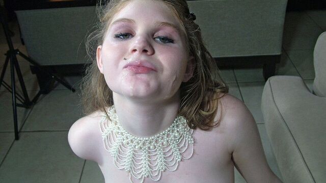 Emersyn East - 18 лет. симпатичная маленькая членососка