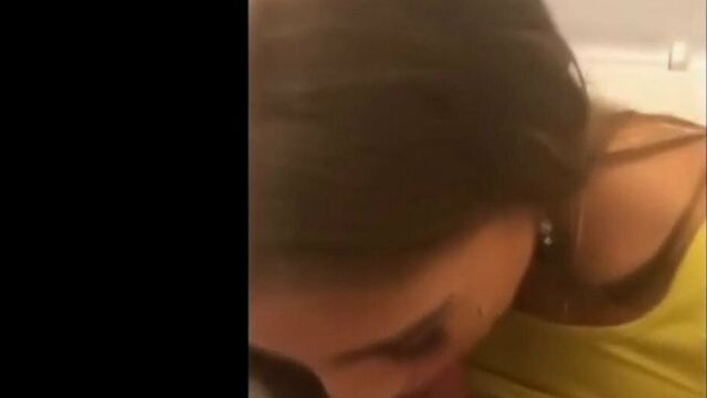 Пасынок заставляет свою мачеху чувствовать себя лучше о ее теле