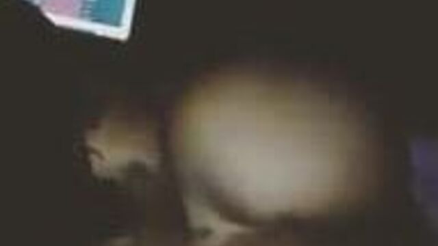 Мама все еще раздевается