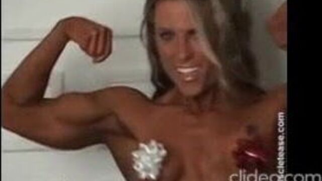 Lisa лижет сиськи топлес