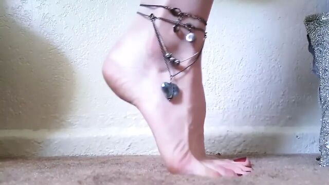 Цензорное поклонение ногам в порномузыкальном клипе