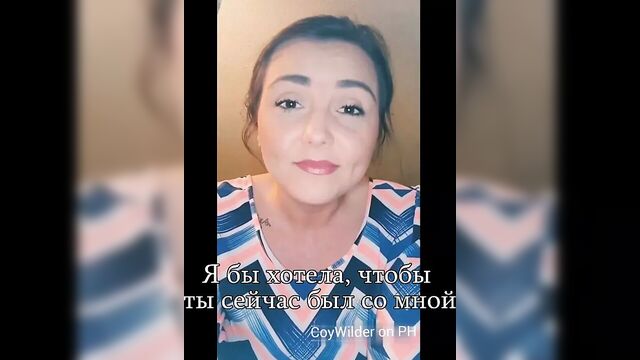 Куколд смотрит на