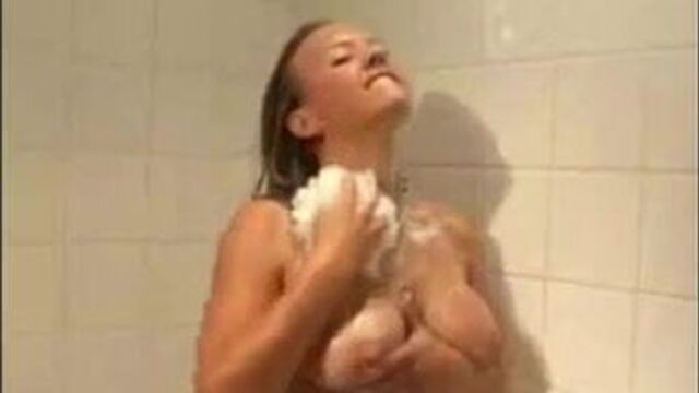 Dawson Miller принимает душ