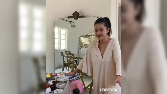 Selena Gomez ... День рождения без лифчика !!!