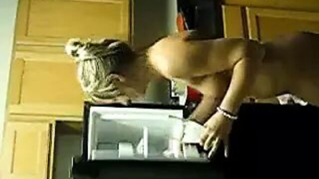 Тусоваться с друзьями обнаженными