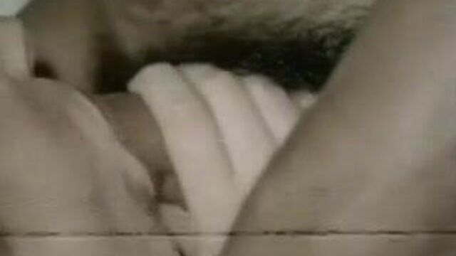 Тройничок - белую телочку трахает белый и черный мужик