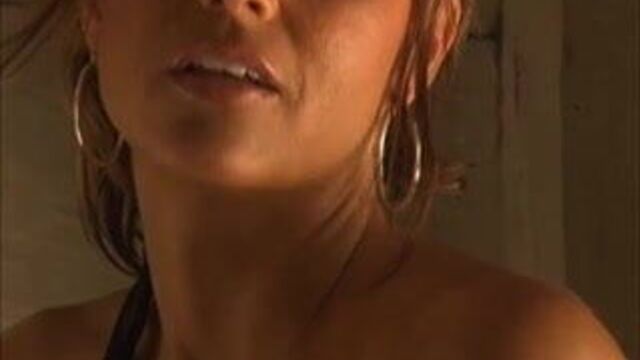 Сексуальная фотосессия милфы Kathy Kath Sanders на пляже